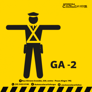 gesto do agente de trânsito GA 02: Braços estendidos horizontalmente e palmas das mãos para frente.