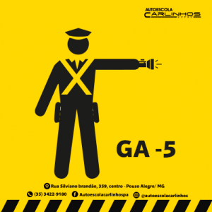 gesto do agente de trânsito GA 05: braços estendido horizontalmente, agitando uma luz vermelha para determinado veículo.